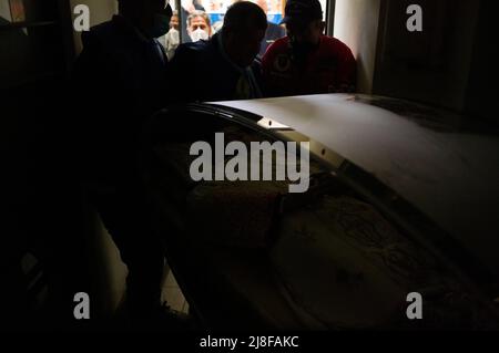 Napoli, Italia. 15th maggio 2022. Don Giustino Russolillo, parroco della Pianura, a Napoli, è stato proclamato santo oggi dalla Chiesa durante la cerimonia in Piazza San Pietro presieduta da Papa Francesco. Il sacerdote gestì la parrocchia di San Giorgio Marie, nel distretto della periferia occidentale di Napoli, dal 1920 al 1925 e fondò gli ordini religiosi maschili e femminili dei Vocazionisti. (Foto di Vincenzo Noletto/Pacific Press) Credit: Pacific Press Media Production Corp./Alamy Live News Foto Stock