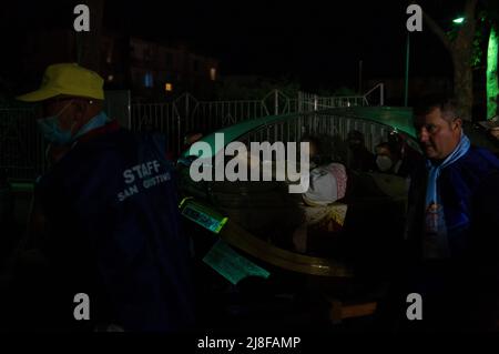 Napoli, Italia. 15th maggio 2022. Don Giustino Russolillo, parroco della Pianura, a Napoli, è stato proclamato santo oggi dalla Chiesa durante la cerimonia in Piazza San Pietro presieduta da Papa Francesco. Il sacerdote gestì la parrocchia di San Giorgio Marie, nel distretto della periferia occidentale di Napoli, dal 1920 al 1925 e fondò gli ordini religiosi maschili e femminili dei Vocazionisti. (Foto di Vincenzo Noletto/Pacific Press) Credit: Pacific Press Media Production Corp./Alamy Live News Foto Stock