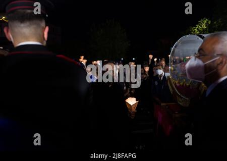 Napoli, Italia. 15th maggio 2022. Don Giustino Russolillo, parroco della Pianura, a Napoli, è stato proclamato santo oggi dalla Chiesa durante la cerimonia in Piazza San Pietro presieduta da Papa Francesco. Il sacerdote gestì la parrocchia di San Giorgio Marie, nel distretto della periferia occidentale di Napoli, dal 1920 al 1925 e fondò gli ordini religiosi maschili e femminili dei Vocazionisti. (Foto di Vincenzo Noletto/Pacific Press) Credit: Pacific Press Media Production Corp./Alamy Live News Foto Stock