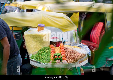 Cibo di strada indiano in luogo pubblico. Foto Stock
