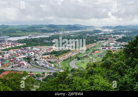 Vista panoramica della zona di Albrook; Panama Ports Company Containers e Panama Canal Pacific Entrance sono visibili in lontananza sulla sinistra. Foto Stock