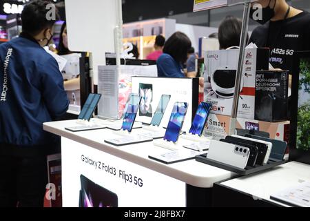 Bangkok, Tailandia. 15th maggio 2022. Thailand Mobile Expo 2022, la più grande fiera di telefonia mobile del paese, la 38th volte, ha portato attraente telefoni cellulari in vendita da molti distributori. Tra le promozioni sui telefoni cellulari e gli operatori di telefonia mobile in Thailandia, l'evento si terrà tra il 12 e il 15 maggio 2022 presso il BITEC Bangna. Foto Stock