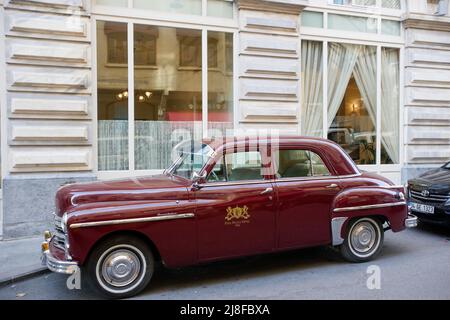 Classic Chrysler Plymouth Car per il prelievo dall'aeroporto dei clienti Pera Palace Hotel, Istanbul, Turchia. Foto Stock