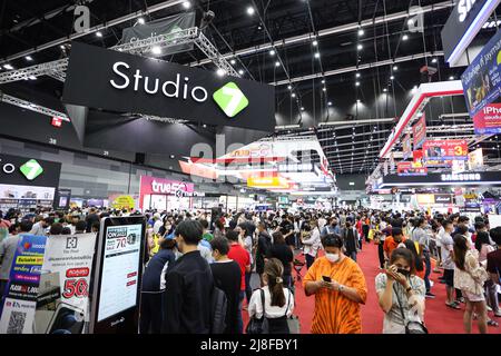 Bangkok, Tailandia. 15th maggio 2022. Thailand Mobile Expo 2022, la più grande fiera di telefonia mobile del paese, la 38th volte, ha portato attraente telefoni cellulari in vendita da molti distributori. Tra le promozioni sui telefoni cellulari e gli operatori di telefonia mobile in Thailandia, l'evento si terrà tra il 12 e il 15 maggio 2022 presso il BITEC Bangna. Foto Stock