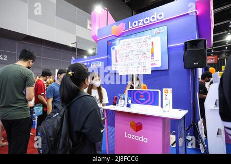 Bangkok, Tailandia. 15th maggio 2022. Thailand Mobile Expo 2022, la più grande fiera di telefonia mobile del paese, la 38th volte, ha portato attraente telefoni cellulari in vendita da molti distributori. Tra le promozioni sui telefoni cellulari e gli operatori di telefonia mobile in Thailandia, l'evento si terrà tra il 12 e il 15 maggio 2022 presso il BITEC Bangna. Foto Stock