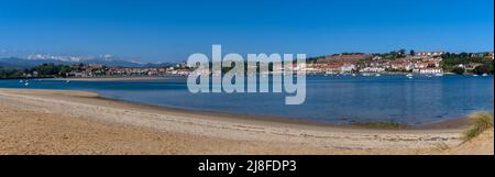 San Vicente de la Barquera, Spagna - 25 aprile 2022: Vista panoramica della spiaggia di Maza e di San Vicente de la Barquera con i monti Picos de Europa nel b Foto Stock