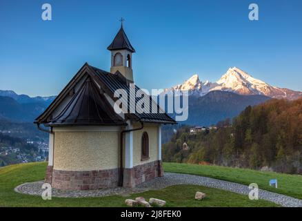 Dawn alla cappella di Kirchleitn di fronte al monte Watchmann, Berchtesgaden, Germania Foto Stock