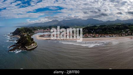 Rbadesella, Spagna - 24 aprile 2022: Vista con droni della Ribadesella e dell'estuario del fiume Sella sulla costa settentrionale della Spagna nelle Asturie Foto Stock