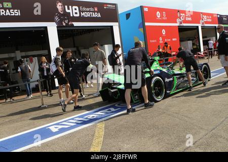 13 maggio 2022, Berlino, Tempelhofer Damm, 12101 Berlino, Germania: Berlino: Il Campionato del mondo di Formula e inizia a Tempelhofer Flugfeld. 22 piloti lottano per due vittorie in fase. (Credit Image: © Simone Kuhlmey/Pacific Press via ZUMA Press Wire) Foto Stock