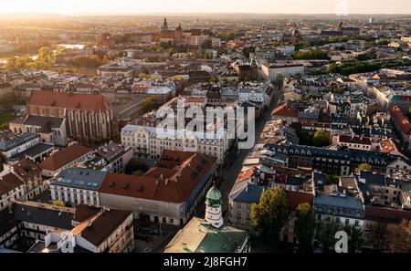 Cracovia, Polonia. 9th maggio 2022. (NOTA DEI REDATTORI: Immagine scattata con drone).veduta aerea del distretto di Kazimierz. (Credit Image: © Alex Bona/SOPA Images via ZUMA Press Wire) Foto Stock