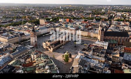 Cracovia, Polonia. 9th maggio 2022. (NOTA DEI REDATTORI: Immagine scattata con drone). Vista aerea della piazza principale di Cracovia. (Credit Image: © Alex Bona/SOPA Images via ZUMA Press Wire) Foto Stock