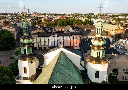 Cracovia, Polonia. 9th maggio 2022. (NOTA DEI REDATTORI: Immagine scattata con drone). Vista aerea della Chiesa e del Monastero di Bernardine al Castello reale di Wawel a Cracovia. (Credit Image: © Alex Bona/SOPA Images via ZUMA Press Wire) Foto Stock