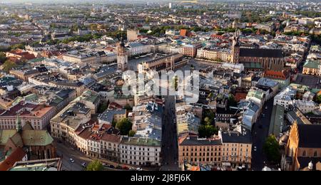 Cracovia, Polonia. 9th maggio 2022. (NOTA DEI REDATTORI: Immagine scattata con drone). Vista aerea della piazza principale di Cracovia. (Credit Image: © Alex Bona/SOPA Images via ZUMA Press Wire) Foto Stock