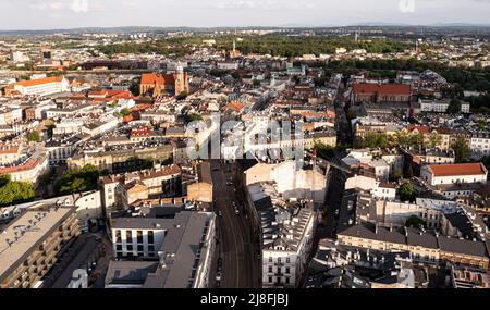 Cracovia, Polonia. 9th maggio 2022. (NOTA DEI REDATTORI: Immagine scattata con il drone). Vista aerea di via Krakowska a Cracovia. (Credit Image: © Alex Bona/SOPA Images via ZUMA Press Wire) Foto Stock