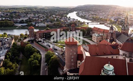 Cracovia, Polonia. 9th maggio 2022. (NOTA DEI REDATTORI: Immagine scattata con drone). Vista aerea del Castello reale di Wawel. (Credit Image: © Alex Bona/SOPA Images via ZUMA Press Wire) Foto Stock