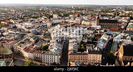 Cracovia, Polonia. 9th maggio 2022. (NOTA DEI REDATTORI: Immagine scattata con drone). Vista aerea della piazza principale di Cracovia. (Credit Image: © Alex Bona/SOPA Images via ZUMA Press Wire) Foto Stock
