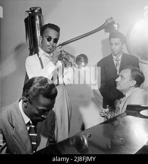 William Paul Gottlieb (fotografo americano) - Howard McGhee, Brick Fleagle e Miles Davis - 1947 Foto Stock