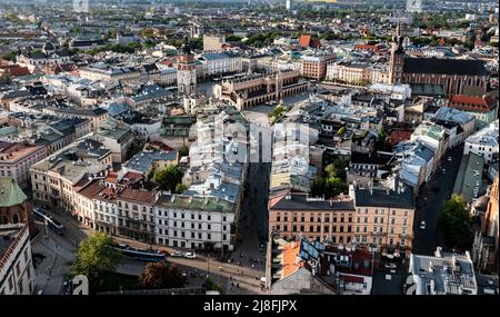 Cracovia, Polonia. 9th maggio 2022. (NOTA DEI REDATTORI: Immagine scattata con drone). Vista aerea della piazza principale di Cracovia. (Credit Image: © Alex Bona/SOPA Images via ZUMA Press Wire) Foto Stock