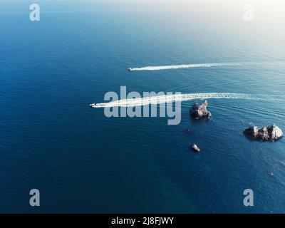 Aereo drone pov vista dall'alto due coste guardia di confine navi barca vela veloce in mare blu pulito o acqua di mare in luminoso giorno di sole. Sopra la coppia di viste Foto Stock