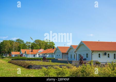 Case e giardini residenziali svedesi in estate Foto Stock