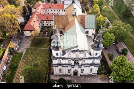 Cracovia, Polonia. 9th maggio 2022. (NOTA DEI REDATTORI: Immagine scattata con drone). Vista aerea della Chiesa e del Monastero di Bernardine al Castello reale di Wawel a Cracovia. (Credit Image: © Alex Bona/SOPA Images via ZUMA Press Wire) Foto Stock