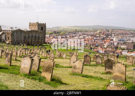 Una vista verso Whitby dal cimitero della chiesa di St Mary nello Yorkshire, Inghilterra, Regno Unito Foto Stock