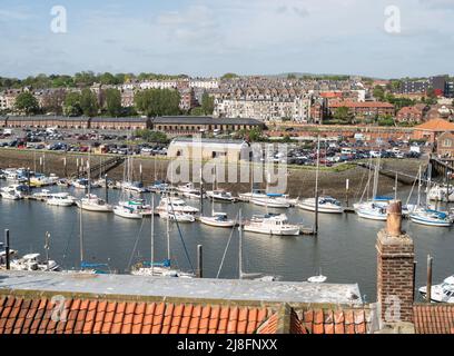 Una vista sul fiume Esk a Whitby che mostra le barche ormeggiate nel fiume, Yorkshire, Inghilterra Foto Stock