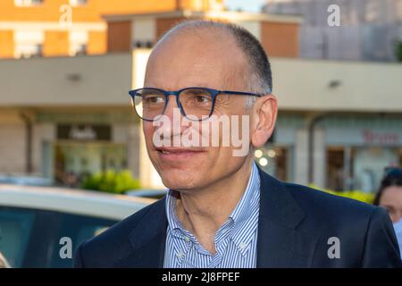 Rieti, Italia. 13th maggio 2022. Enrico letta, segretario nazionale del Partito democratico, a Rieti, in vista delle elezioni comunali a sostegno del Centro-sinistra (Centro Sinistra) candidato Simone Petrangeli. Enrico letta, in città dopo la 'Boia chi molla' del sindaco uscente del Centro-destra (Centro Destra) Antonio Cicchetti. (Credit Image: © Riccardo Fabi/Pacific Press via ZUMA Press Wire) Foto Stock