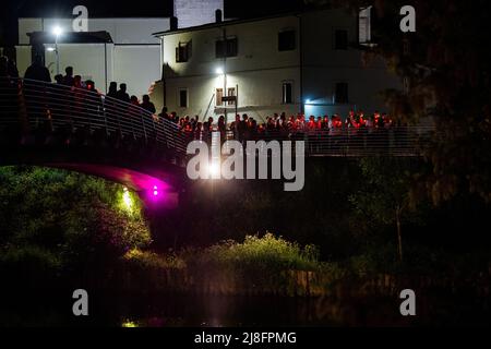 Rieti, Italia. 13th maggio 2022. Associazioni di volontariato, durante la marcia per la Pace in Ucraina per fermare la guerra tra Russia e Ucraina. (Credit Image: © Riccardo Fabi/Pacific Press via ZUMA Press Wire) Foto Stock