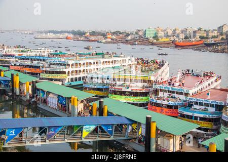 Dhaka, Bangladesh. 1st maggio 2022. Bella stazione di lancio sulla riva del fiume conosciuta come Sadorghat più grande stazione di lancio da Dhaka, Bangladesh, Sud Asia il 1 maggio 2022. (Credit Image: © Md. Noor Hossain/Pacific Press via ZUMA Press Wire) Foto Stock