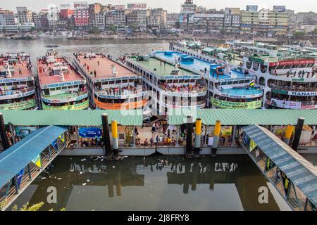 Dhaka, Bangladesh. 1st maggio 2022. Bella stazione di lancio sulla riva del fiume conosciuta come Sadorghat più grande stazione di lancio da Dhaka, Bangladesh, Sud Asia il 1 maggio 2022. (Credit Image: © Md. Noor Hossain/Pacific Press via ZUMA Press Wire) Foto Stock