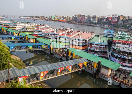 Dhaka, Bangladesh. 1st maggio 2022. Bella stazione di lancio sulla riva del fiume conosciuta come Sadorghat più grande stazione di lancio da Dhaka, Bangladesh, Sud Asia il 1 maggio 2022. (Credit Image: © Md. Noor Hossain/Pacific Press via ZUMA Press Wire) Foto Stock