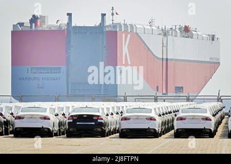 YANTAI, CINA - 16 MAGGIO 2022 - la nave Hamburg Highway parte dal porto di Yantai, 16 maggio 2022, a Yantai, provincia di Shandong, Cina. Foto Stock