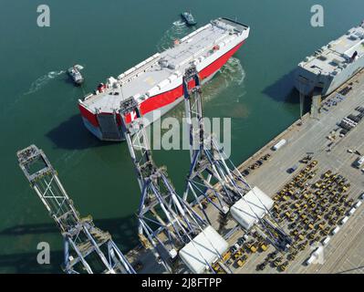 YANTAI, CINA - 16 MAGGIO 2022 - la nave Hamburg Highway parte dal porto di Yantai, 16 maggio 2022, a Yantai, provincia di Shandong, Cina. Foto Stock