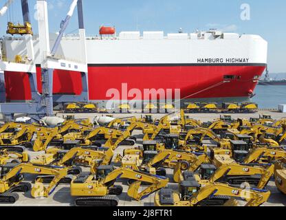 YANTAI, CINA - 16 MAGGIO 2022 - la nave Hamburg Highway completa il carico al porto di Yantai e si prepara a salpare, 16 maggio 2022, Yantai City, Shandong Pro Foto Stock