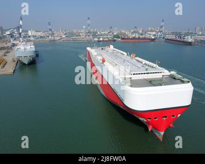 YANTAI, CINA - 16 MAGGIO 2022 - la nave Hamburg Highway parte dal porto di Yantai, 16 maggio 2022, a Yantai, provincia di Shandong, Cina. Foto Stock