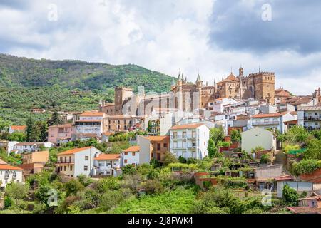 Vista panoramica del monastero reale di Santa María de Guadalupe nella provincia di Caceres, Estremadura, Spagna Foto Stock