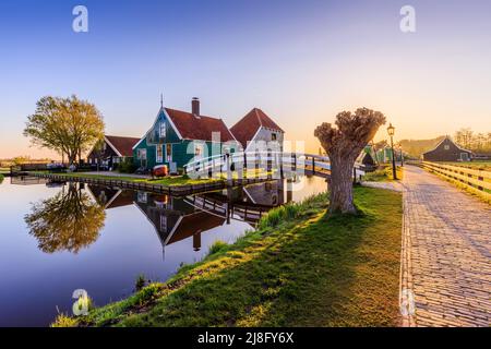 Zaanse Schans villaggio, Paesi Bassi. Mulino a vento olandese e casa tradizionale all'alba. Foto Stock