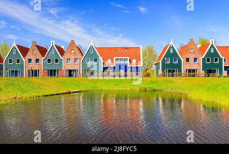 Volendam, Paesi Bassi. Case colorate di parco marino a Volendam. Olanda del Nord. Foto Stock