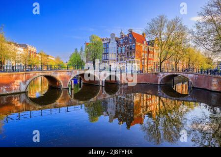 Amsterdam, Paesi Bassi. Il canale Keizersgracht (imperatore) e ponti al mattino. Foto Stock