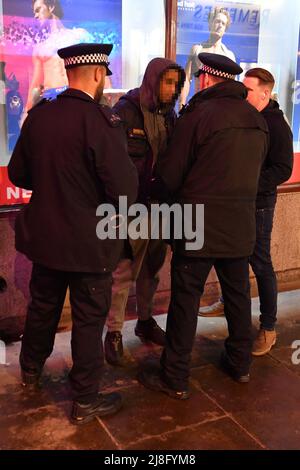 IMMAGINE PIXELLATA DA immagini PA Foto del file datata 5/3/2019 di funzionari di polizia metropolitana che effettuano una sosta e una ricerca su un uomo. Il Segretario di Stato sta revocando in modo permanente le restrizioni imposte alla polizia nell'uso dei poteri di stop-and-search come parte della strategia del governo per combattere la criminalità violenta. In una lettera alle forze di polizia di lunedì, Priti Patel ha annunciato l'allentamento delle condizioni per l'uso delle tattiche ai sensi dell'articolo 60 della legge sulla giustizia penale e l'ordine pubblico. Data di emissione: Lunedì 16 maggio 2022. Foto Stock