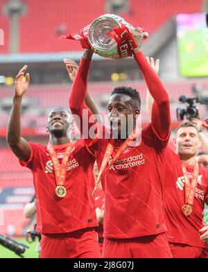 14 Maggio 2022 - Chelsea v Liverpool - Emirates fa Cup Final - Wembley Stadium Divock origi festeggia con la fa Cup Picture Credit : © Mark Pain / Alamy Live News Foto Stock
