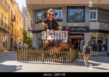 Manacor, Spagna; maggio 14 2022: Scultura gigante di un personaggio folk racconto della cultura maiorca, chiamato rondalles, situato nella strada, come parte del Foto Stock