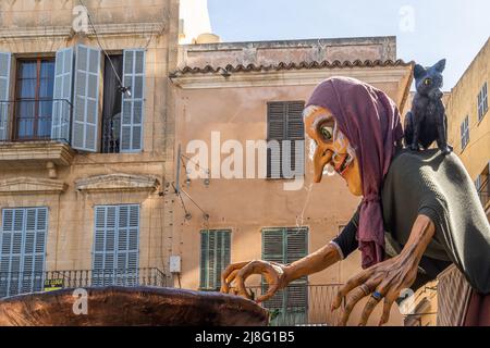 Manacor, Spagna; maggio 14 2022: Scultura gigante di un personaggio folk racconto della cultura maiorca, chiamato rondalles, situato nella strada, come parte del Foto Stock