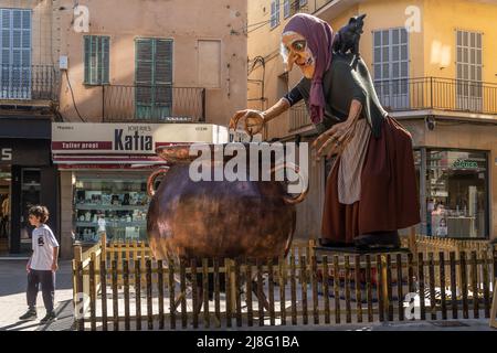 Manacor, Spagna; maggio 14 2022: Scultura gigante di un personaggio folk racconto della cultura maiorca, chiamato rondalles, situato nella strada, come parte del Foto Stock