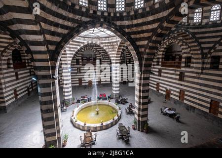 Damasco, Siria - Maggio, 2022: Architettura storica (Khan as'ad Pasha), il più grande caravanserai nella Città Vecchia di Damasco Foto Stock