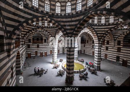 Damasco, Siria - Maggio, 2022: Architettura storica (Khan as'ad Pasha), il più grande caravanserai nella Città Vecchia di Damasco Foto Stock