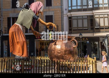 Manacor, Spagna; maggio 14 2022: Scultura gigante di un personaggio folk racconto della cultura maiorca, chiamato rondalles, situato nella strada, come parte del Foto Stock