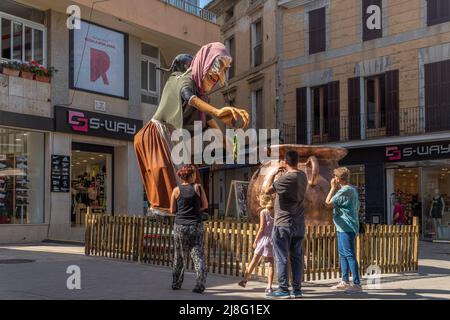 Manacor, Spagna; maggio 14 2022: Scultura gigante di un personaggio folk racconto della cultura maiorca, chiamato rondalles, situato nella strada, come parte del Foto Stock