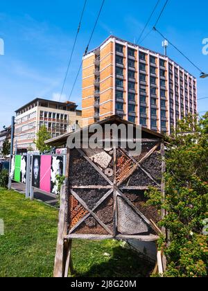 Friburgo in Breisgau, Germania - 13 aprile 2022: Un insetto hotel nella città di Friburgo in Breisgau. Insetto o un bug hotel fornisce rifugio per insetti Foto Stock